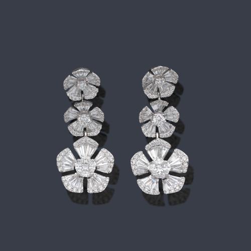  Pendientes largos con tres flores en disminución con diamantes talla trapecio, brillante, marquís y princesa de aprox. 2,68 ct en total.
