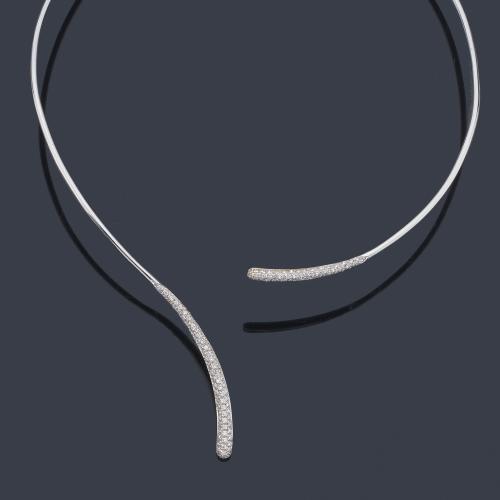  Collar rígido con pareja de remates cuajados de brillantes de aprox. 2,00 ct en total.