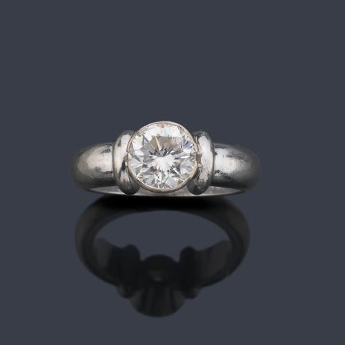  Solitario con brillante de aprox. 1,55 ct en montura de oro blanco de 18K.