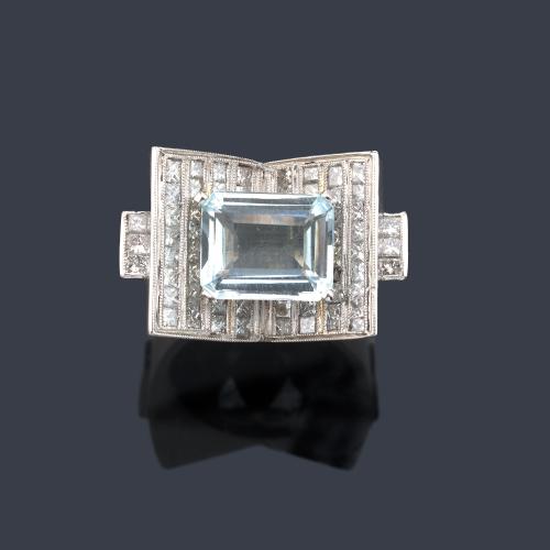  Anillo estilo 'chevalier' con aguamarina central de aprox. 4,20 ct y diamantes talla princesa (falta uno) de aprox. 1,52 ct en total.
