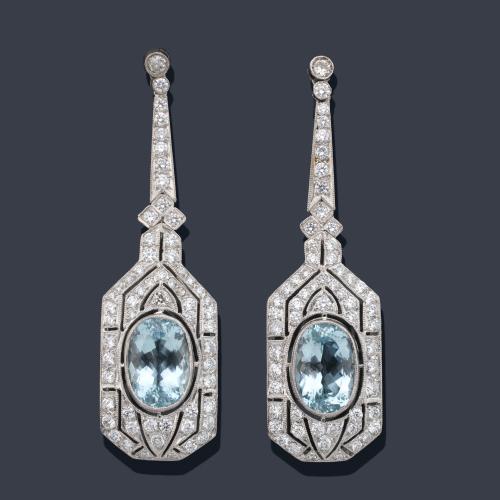  Pendientes largos estilo 'art decó' con pareja de aguamarinas talla oval de aprox. 8,00 ct en total y brillantes de aprox. 2,00 ct.