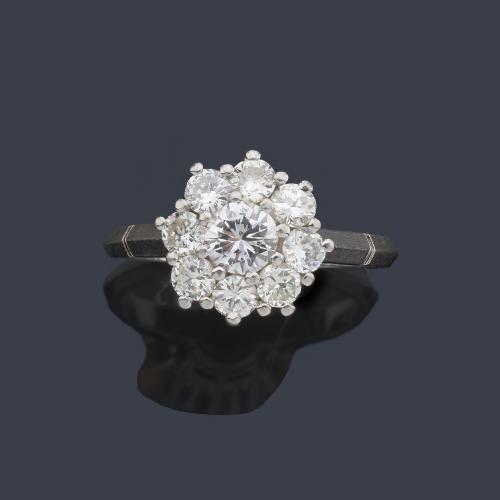  Anillo con diseño de rosetón con brillantes de aprox. 0,91 ct en total.