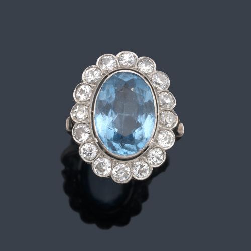  Anillo años '30 con espinela azul talla oval y orla de diamantes talla antigua.