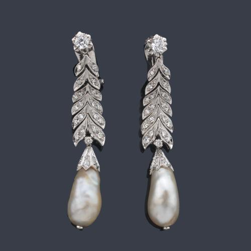  Pendientes largos con pareja de perlas finas en forma gota ligeramente barroca de aprox. 9,60 mm y 9,00 mm con diamantes talla sencilla. Certificado GCS.