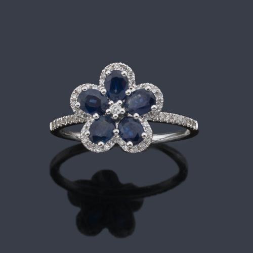 Anillo con diseño de flor con zafiros talla oval de aprox. 1,16 ct y orla de brillantes de aprox. 0,18 ct en total.