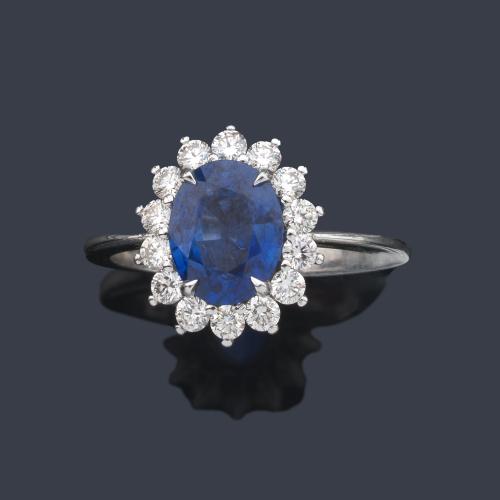  Anillo con zafiro talla oval de aprox. 2,86 ct con orla de brillantes de aprox. 0,74 ct en total.
