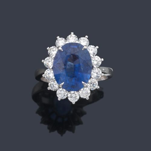  Anillo con zafiro talla oval de aprox. 5,30 ct y orla de brillantes de aprox. 1,21 ct en total.