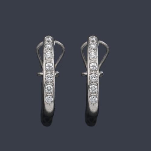  Pendientes tipo criolla con banda de brillantes de aprox. 1,20 ct en total.