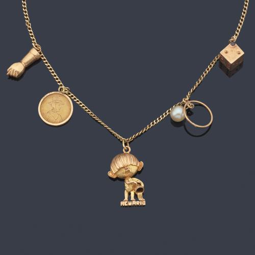  Cadena con cinco colgantes realizados en oro amarillo de 18K.