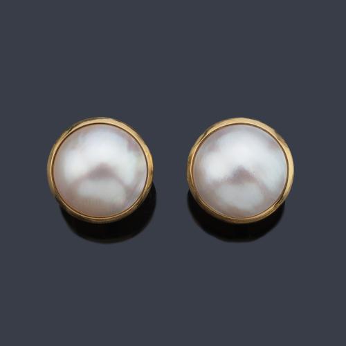 Pendientes cortos con pareja de perlas Mabe sobre montura de oro amarillo de 18K.