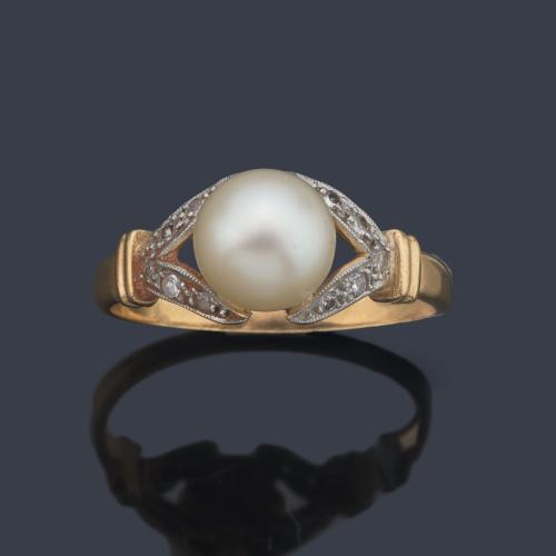  Anillo con perla central de aprox. 7,22 mm con decoración de diamantes talla 8/8.