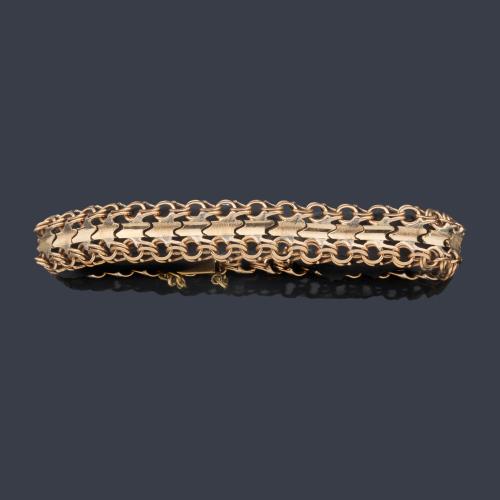 Pulsera con eslabones de plaquitas en montura de oro amarillo de 18K.