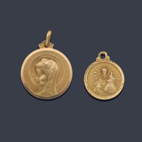Dos medallas escapularios con La Imagen de La Virgen Niña y La Virgen del Carmen con el niño en brazos.