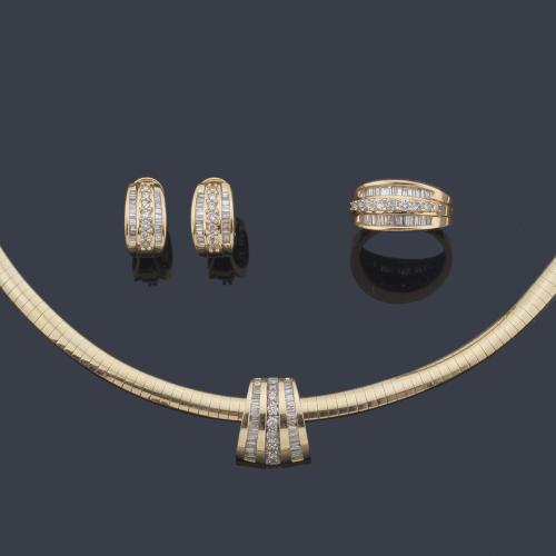  Conjunto con collar, pendientes tipo criolla y anillo con diamantes talla brillante y trapecio de aprox. 3,71 ct en total.