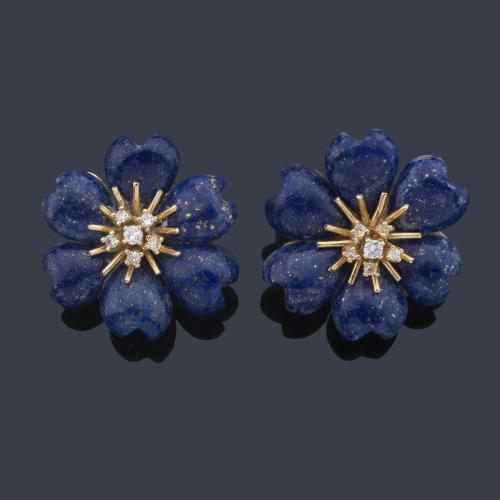 Pendientes cortos con diseño de flor con pétalos realizados en lapislázuli y centro de brillantes.