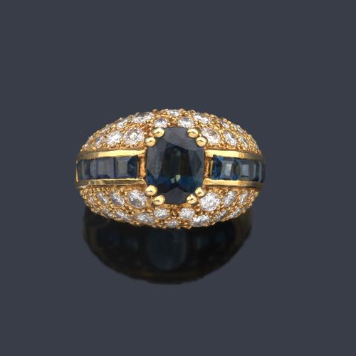  Anillo con zafiro talla oval de aprox. 2,00 ct y calibrados con pavé de brillantes de aprox. 2,10 ct en total.