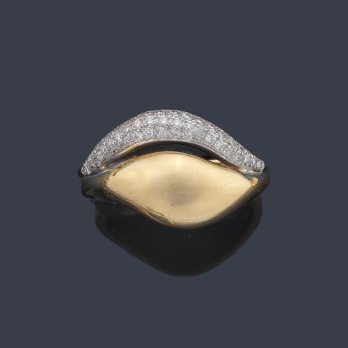  Anillo con dos motivos ondulados uno de ellos en pavé de brillantes de aprox. 0,27 ct en total.