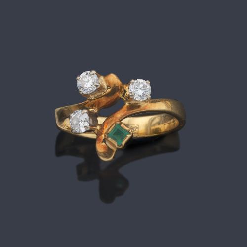  Anillo con tres brillantes de aprox. 0,35 ct y una esmeralda en montura de oro amarillo de 18K.