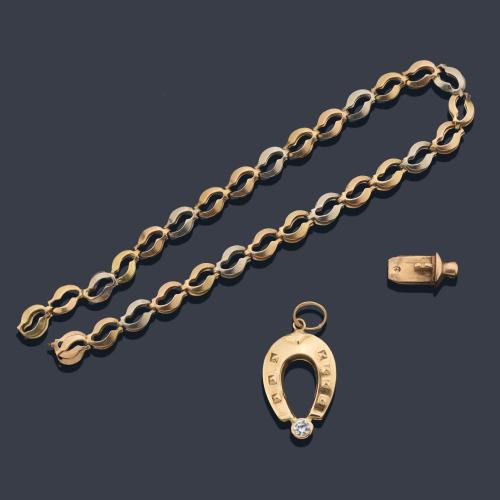  Pulsera con eslabones circulares en oro blanco y amarillo de 18K con colgante de herradura.