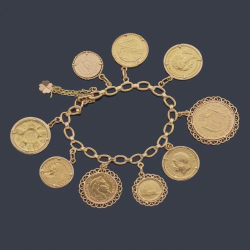 Pulsera con eslabones ovalados y nueve monedas colgantes en oro de 22K.