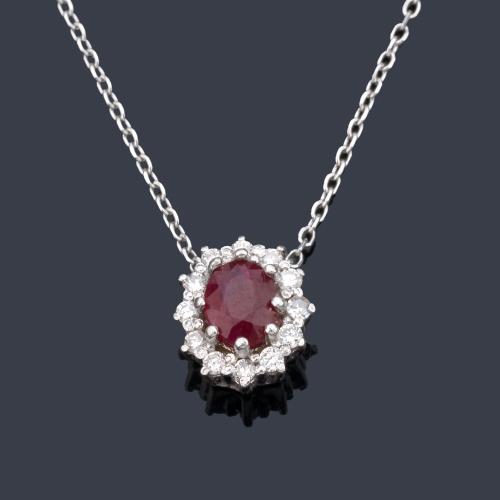 Colgante con rubí talla oval de aprox. 0,30 ct y orla de brillantitos.