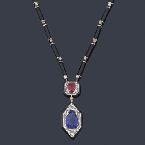  Collar largo con una tanzanita talla perilla de aprox. 13,28 ct y rubí talla perilla de aprox. 2,96 ct sobre pavé de brillantes de aprox. 7,60 ct en total.