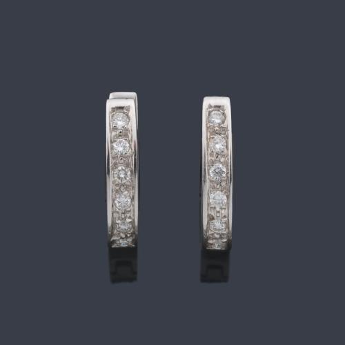 Pendientes criolla con banda de brillantes de aprox. 0,45 ct en total.