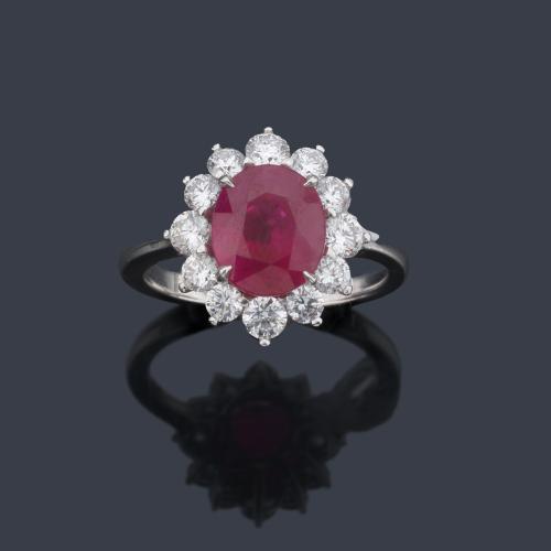  Anillo con rubí talla oval de 3,09 ct con orla de brillantes de aprox. 0,89 ct en total. Certificado C. Dunaigre Switzerland.