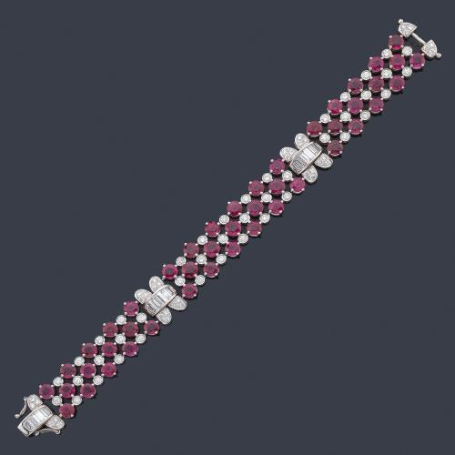  Pulsera articulada con rubíes talla redonda de aprox. 28,00 ct en total y diamantes talla brillante y baguette de aprox. 5,50 ct en total.