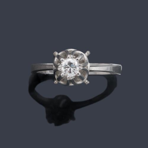  Solitario con brillante de aprox. 0,25 ct en montura de oro blanco de 18K.