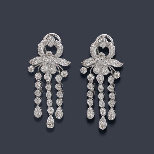  Pendientes largos con brillantes de aprox. 1,44 ct en total.