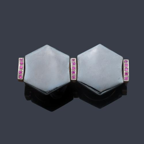  Broche con dos motivos en forma de hexágono realizado en hematite con bandas de rubíes, en montura de oro amarillo de 18K.