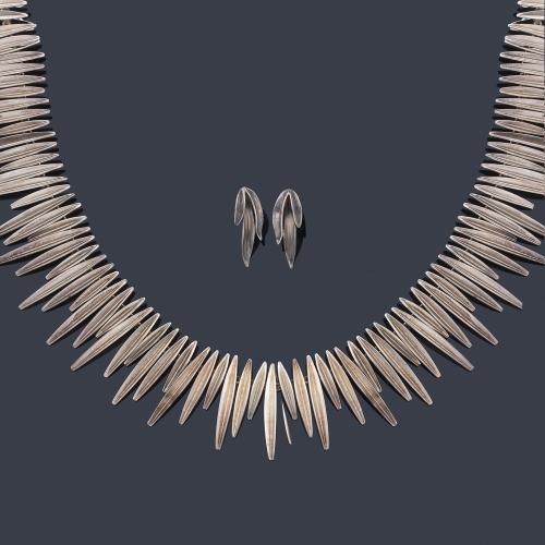 ANTON MICHELSEN, Dinamarca.Collar y pendientes modelo "Grass Necklace" (motivo de hierba) formado por múltiples elementos alargados tipo "espiga" o"briznas" realizados en plata. Fue diseñado y producido en los años 50-60.