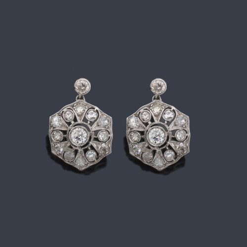  Pendientes cortos con diseño de rosetón de diamantes talla antigua de aprox. 2,78 ct en total.