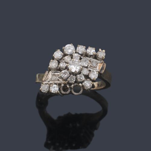 Anillo con cuajado de diamantes talla brillantes y 8/8 de aprox. 1,20 ct en total.