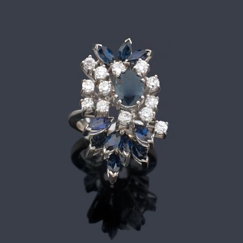  Anillo con zafiros talla oval y marquís de aprox. 1,60 ct en total y brillantes de aprox. 0,60 ct en total.