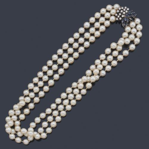 Collar con tres hilos de perlas de aprox. 8,27 mm - 8,33 mm y broche con zafiros talla marquís y brillantes de aprox. 0,75 ct en total, en montura de oro blanco de 18K.