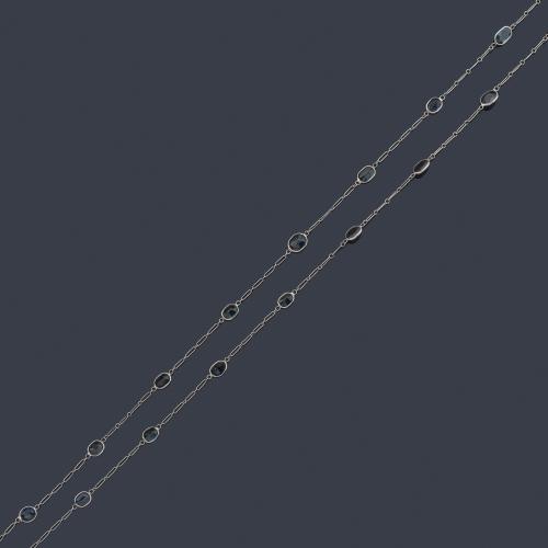 Cadena larga con zafiros talla oval de aprox. 34,00 ct en total.