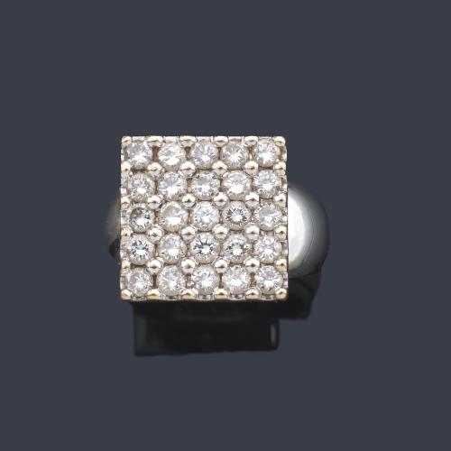  Anillo con cuajado geométrico con pavé de brillantes de aprox. 1,70 ct en total.