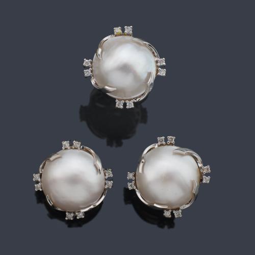  Pendientes cortos y anillo con perlas Mabe con semi-orla de brillantes, en montura de oro blanco de 18K.