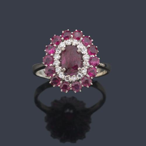  Anillo con rubí central talla oval (Siam) de aprox. 1,16 ct con doble orla de brillantes y rubíes talla redonda. Certificado GCS.