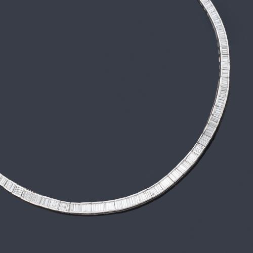  Collar articulado con banda de diamantes talla baguette de aprox. 15,00 ct y en disminución de tamaño.