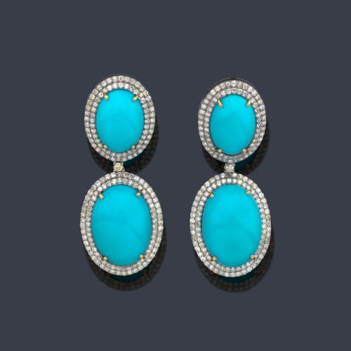  Pendientes largos con turquesas talla cabujón de aprox. 28,33 ct con doble orla de brillantes de aprox. 2,10 ct en total.