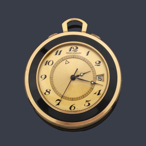 JAEGER LECOULTRE, reloj despertador de viaje en metal dorado y esmalte negro.