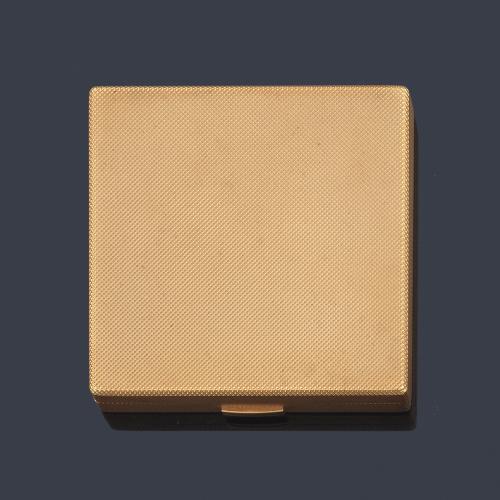  Polvera oro rosa de 18 K con decoración guilloché.