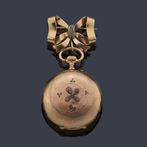 Broche lazo con reloj saboneta de colgar con caja en oro amarillo de 18 K, diamantes y rubíes.