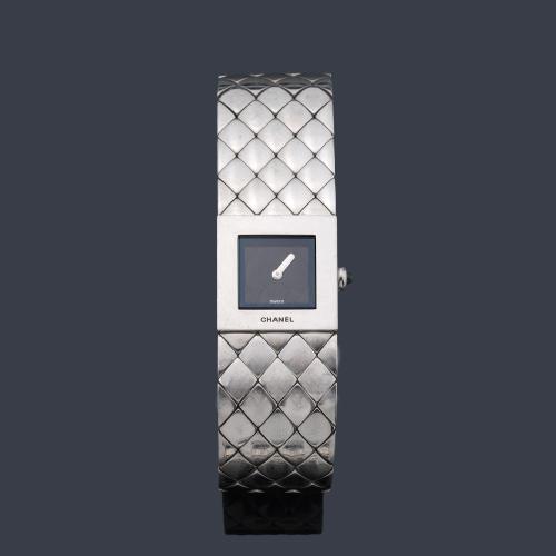 CHANEL Matelassée ref.V.M 64286 de señora con caja y brazalete en acero.