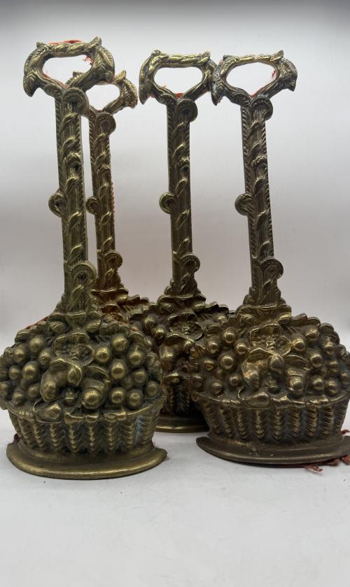 Pareja de sujeta-puertas de bronce dorado en forma de cesta con frutas.