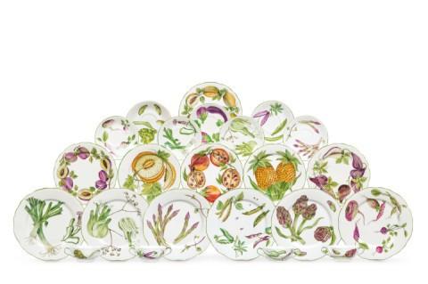 Lote 1196Vajilla en porcelana de Limoges, diseñada por Giovanna Amoruso-Manzari, con decoración botánica de gran precisión naturalista y policromía al esmalte sobre fondo blanco. La composición, articulada por filete verde, decorada con frutas y hortalizas. Total