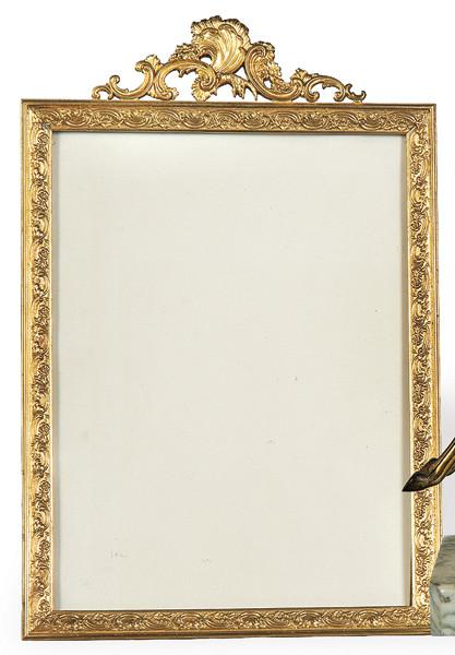  Porta retratos de mesa de bronce dorado, estilo Luís XVI, Francia S. XIX.